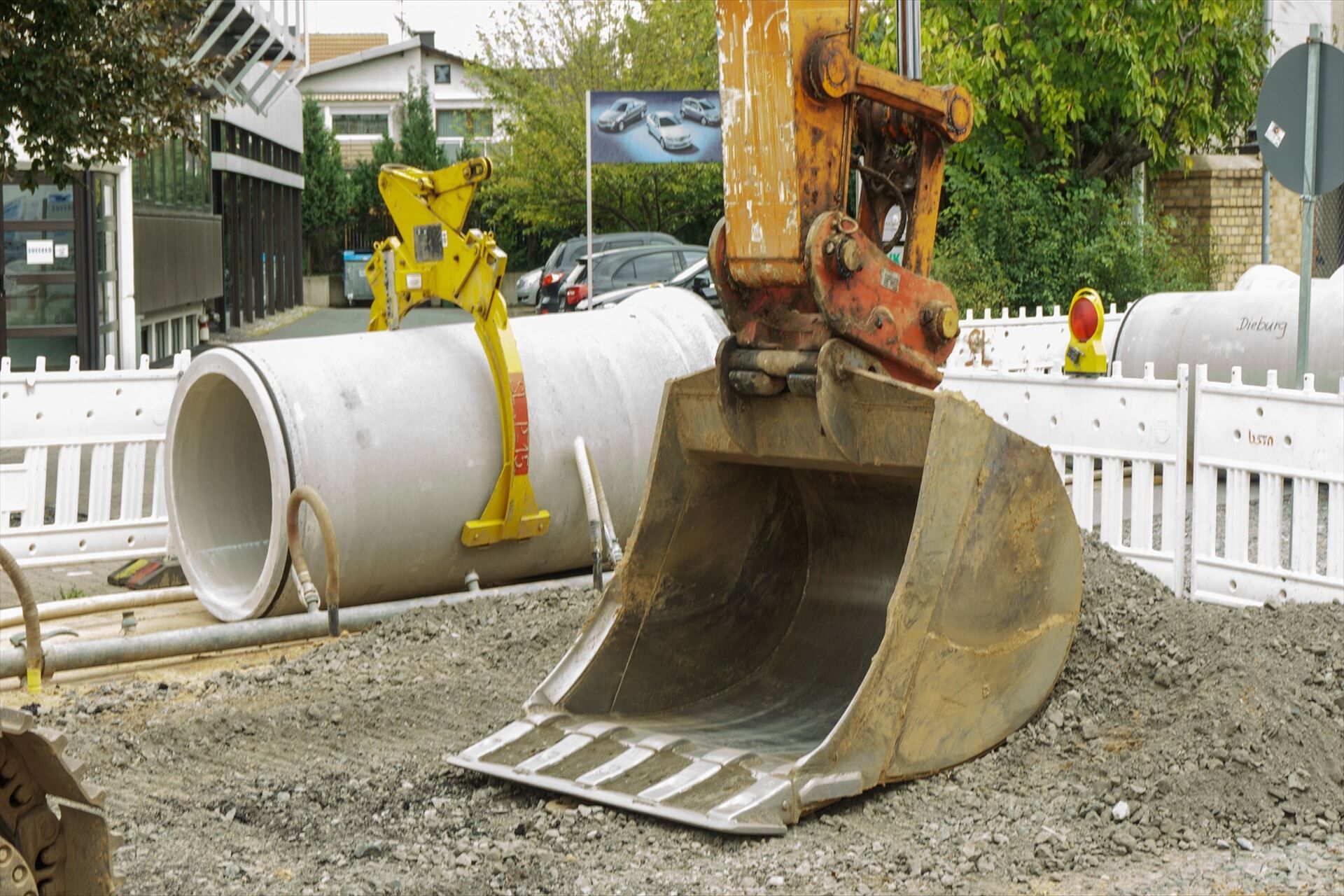 excavators-961710_1920_R